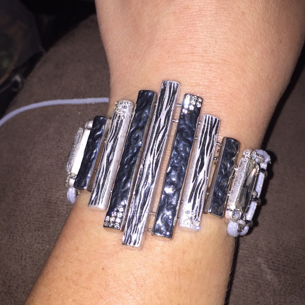 Silver metallic adjustable bracelet.